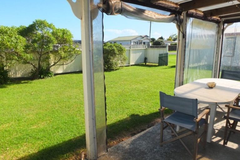 Photo of property in 17 Pratt Avenue, Foxton Beach, Foxton, 4815