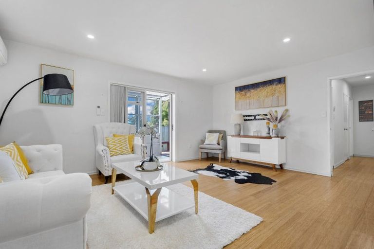 Photo of property in 2/3 Barron Drive, Green Bay, Auckland, 0604