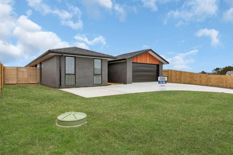 Photo of property in 15 Te Taniwha Road, One Tree Point, 0118