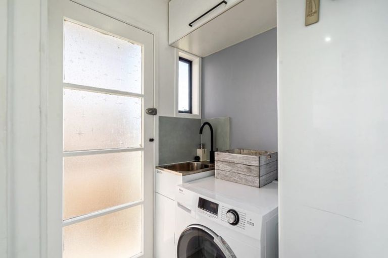 Photo of property in 2/20 Celeste Place, Totara Vale, Auckland, 0627