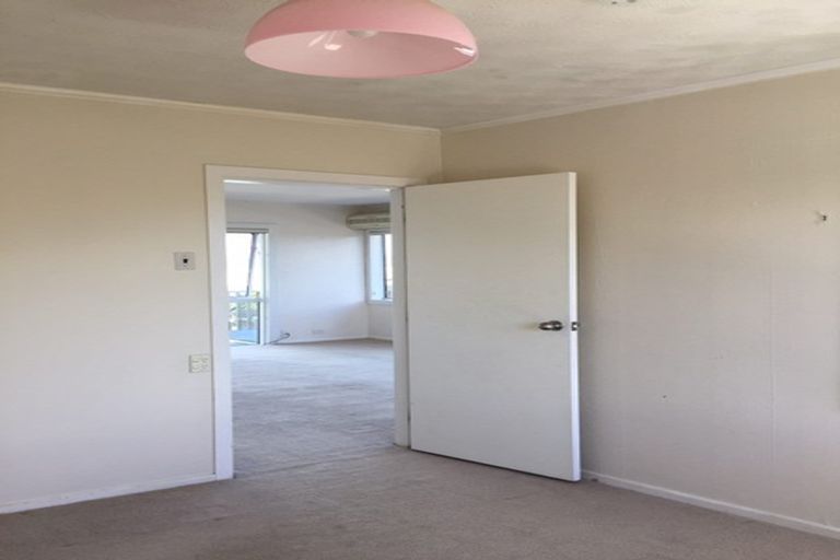Photo of property in 2/130 Rangatira Road, Beach Haven, Auckland, 0626