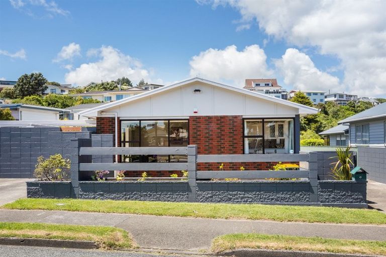 Photo of property in 16 Eskdale Road, Papakowhai, Porirua, 5024
