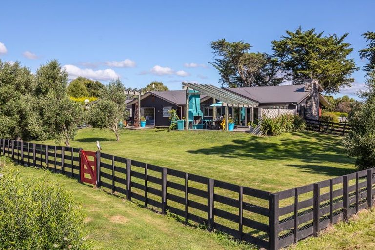Photo of property in 1 Campbell Drive, Martinborough, 5711