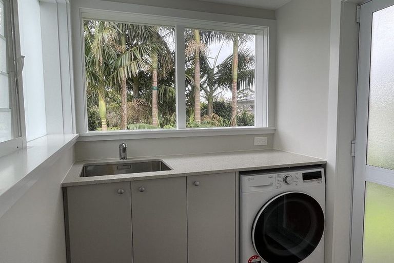 Photo of property in 1/35 Evelyn Place, Hillcrest, Auckland, 0627