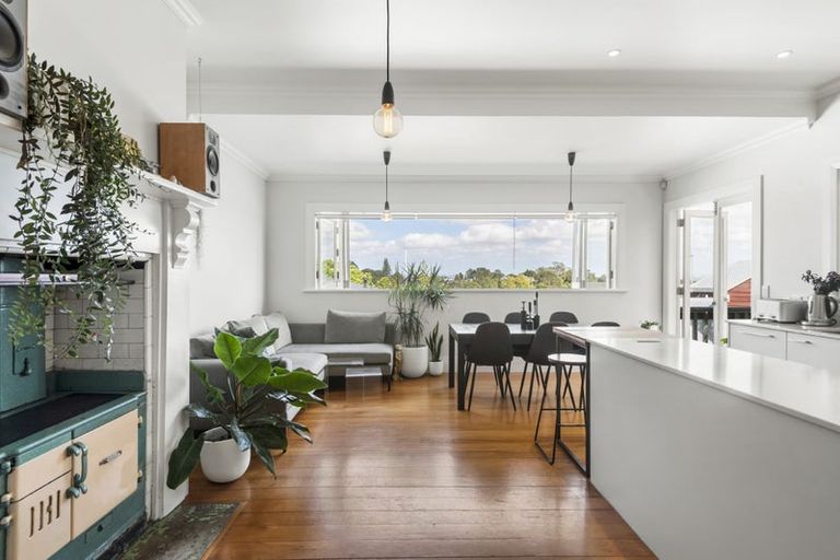 Photo of property in 17 Rangatira Road, Birkdale, Auckland, 0626