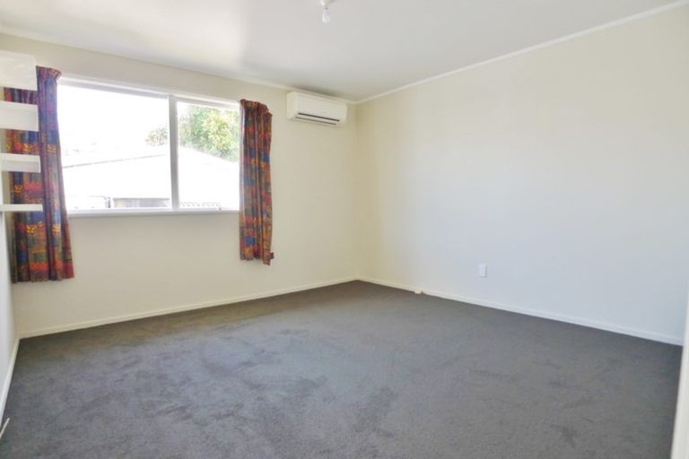 Photo of property in 37 Cheval Drive, Totara Vale, Auckland, 0629