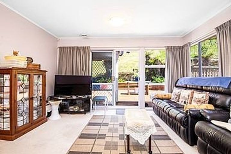Photo of property in 20 Ordley Grove, Tawa, Wellington, 5028