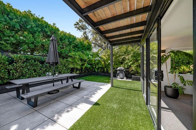 Photo of property in 2/10 Sylvan Park Avenue, Milford, Auckland, 0620