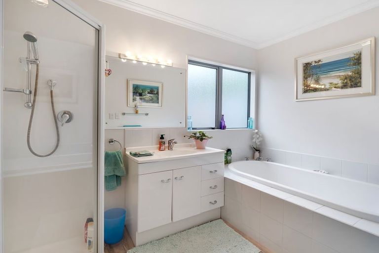 Photo of property in 29 La Lena Grove, Fitzherbert, Palmerston North, 4410