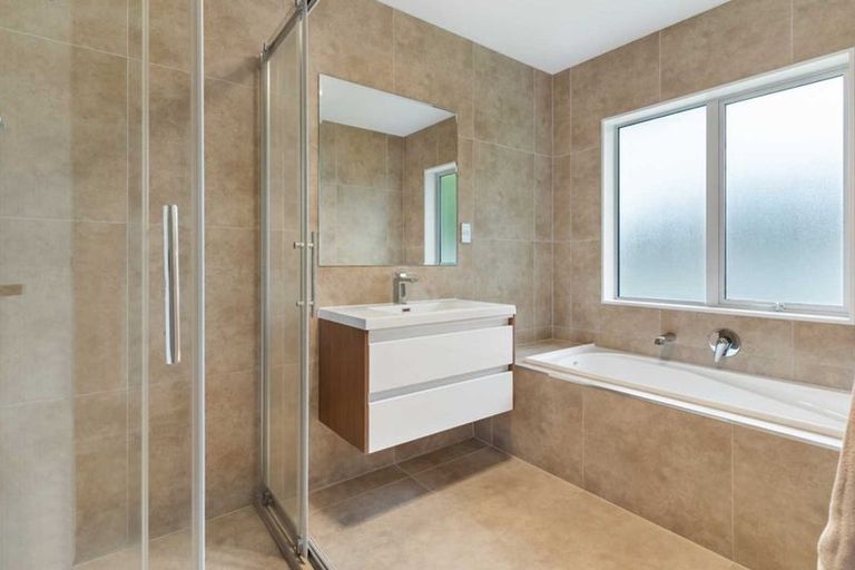 Photo of property in 11 Kilmacrennan Drive, Rosehill, Papakura, 2113