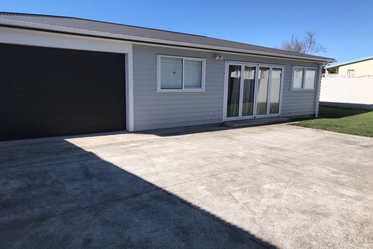 Photo of property in 11 Windrush Close, Mangere, Auckland, 2022