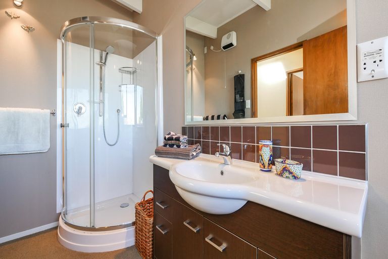 Photo of property in 16 Middleton Road, Kew, Dunedin, 9012