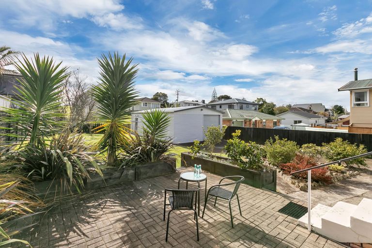 Photo of property in 16 Patts Avenue, Glendene, Auckland, 0602