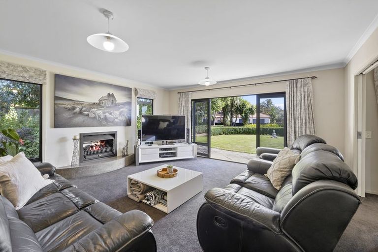 Photo of property in 7 Taylor Place, Merrilands, New Plymouth, 4312