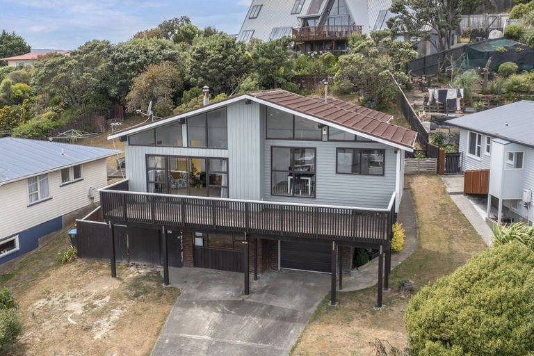 Photo of property in 106 Gloaming Hill, Titahi Bay, Porirua, 5022