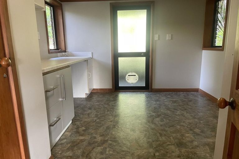 Photo of property in 18 Rayner Road, Piha, New Lynn, 0772