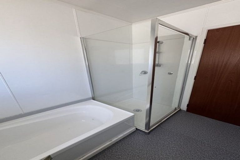 Photo of property in 2 Darlington Place, Glendene, Auckland, 0602