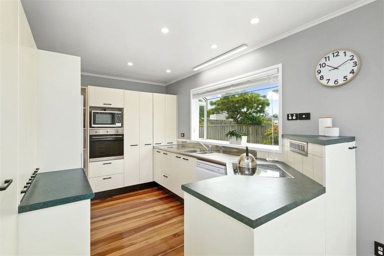 Photo of property in 42 Turville Crescent, Newlands, Wellington, 6037