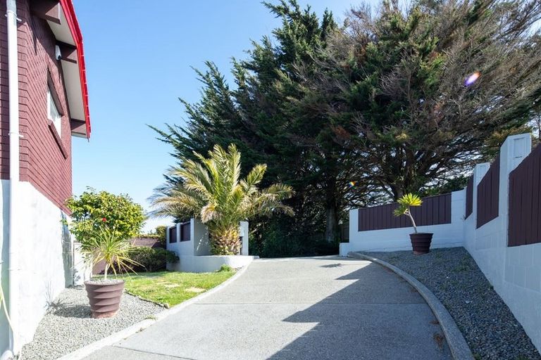 Photo of property in 6 Tree Top Lane, Paparangi, Wellington, 6037