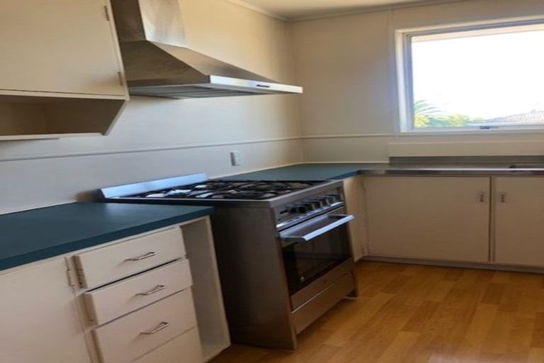 Photo of property in 1/84 Greenslade Crescent, Northcote, Auckland, 0627