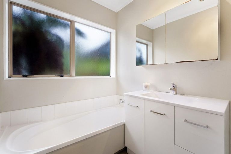 Photo of property in 84 Unsworth Drive, Unsworth Heights, Auckland, 0632