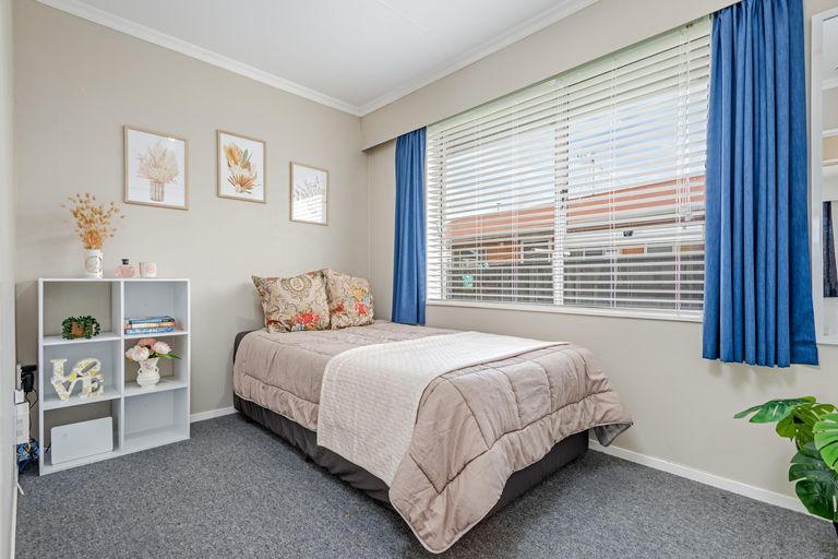 Photo of property in 76 John F Kennedy Drive, Milson, Palmerston North, 4414