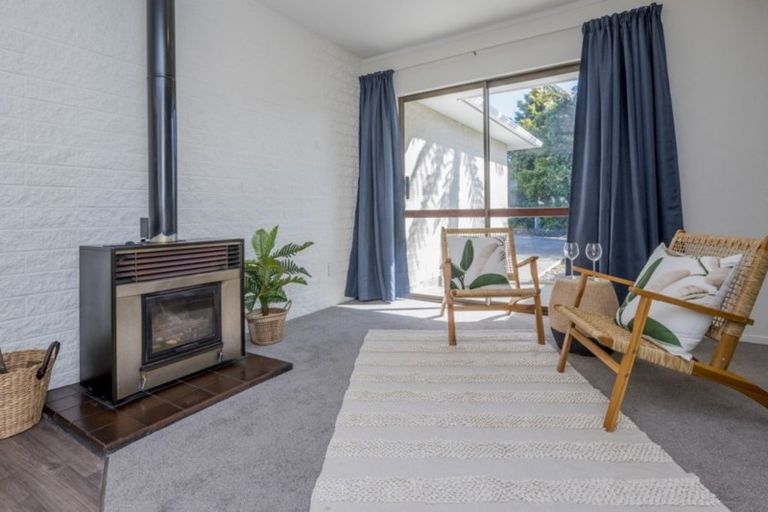 Photo of property in 10 Graham Grove, Waikanae, 5036