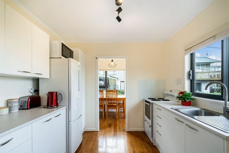 Photo of property in 2/539 Glenfield Road, Glenfield, Auckland, 0629