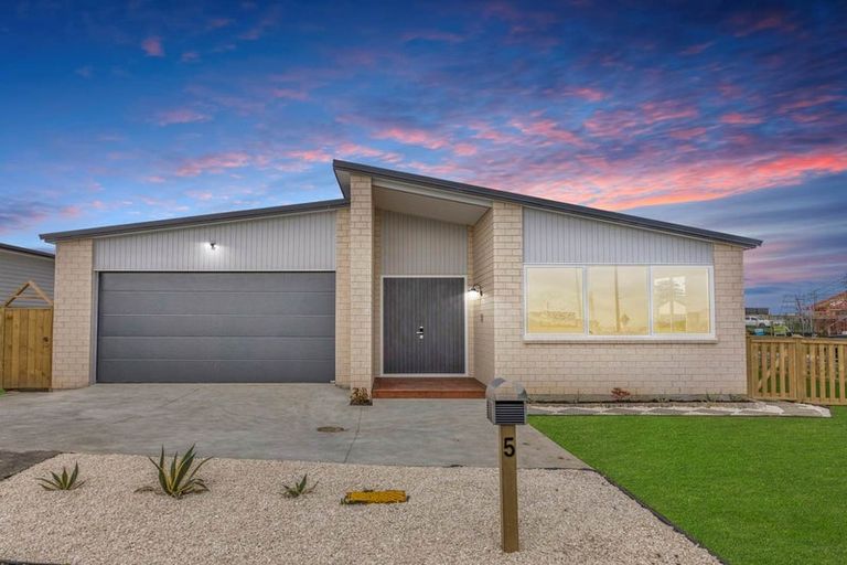 Photo of property in 5 Korowhiti Road, Clarks Beach, 2122