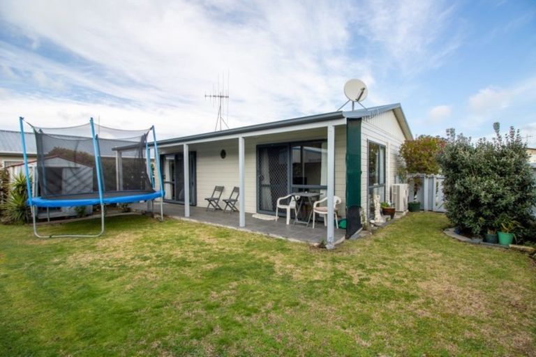 Photo of property in 21 Hennessy Street East, Foxton Beach, Foxton, 4815