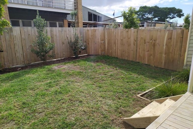 Photo of property in 31/11 Ray Small Drive, Papakura, 2110