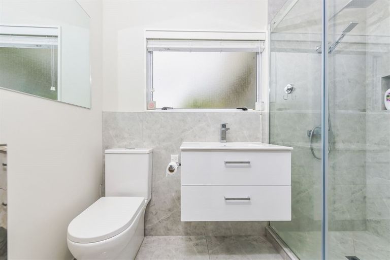 Photo of property in 9 Whiting Grove, West Harbour, Auckland, 0618