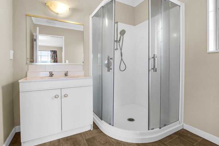 Photo of property in 16 Rosebank Avenue, Kelvin Grove, Palmerston North, 4414