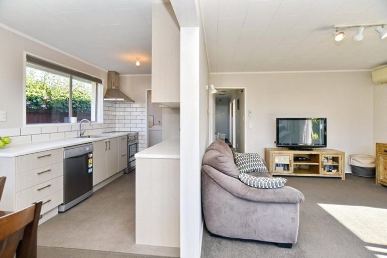 Photo of property in 2/10 Salford Avenue, Redwood, Christchurch, 8051