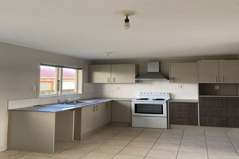 Photo of property in 27 Dale Crescent, Pakuranga, Auckland, 2010