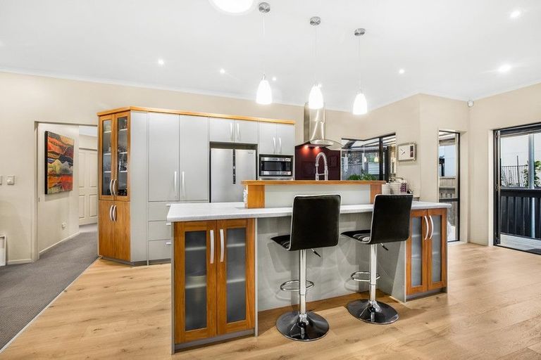 Photo of property in 2 Ellivani Rise, Pukekohe, 2120