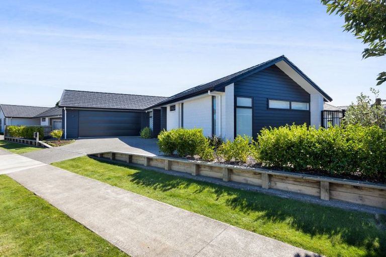 Photo of property in 3 Tupare Place, Highlands Park, New Plymouth, 4312