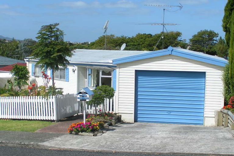 Photo of property in 1/17 Nutsey Avenue, Northcote, Auckland, 0627