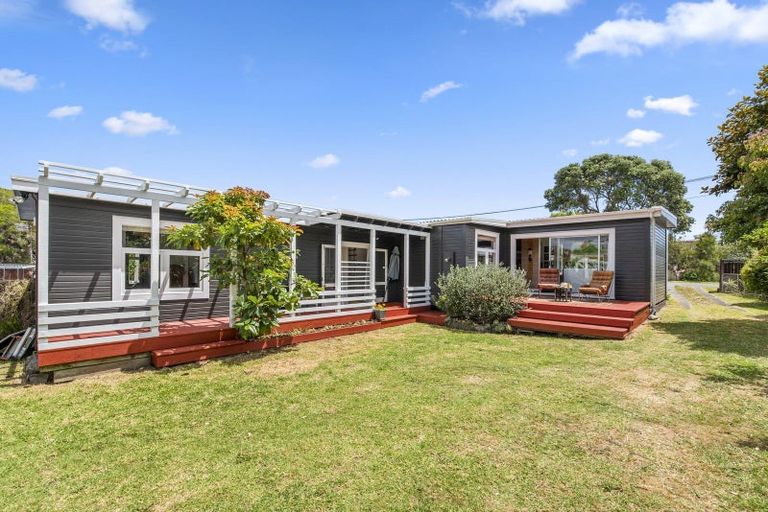 Photo of property in 16 Mahoe Street, Otaki Beach, Otaki, 5512