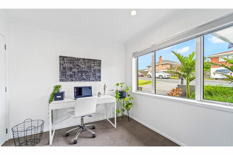 Photo of property in 2 Sunrise Lane, Te Atatu South, Auckland, 0610