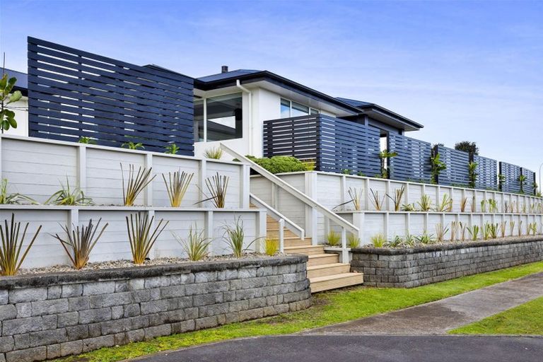 Photo of property in 4 Vardon Way, Waiwhakaiho, New Plymouth, 4312