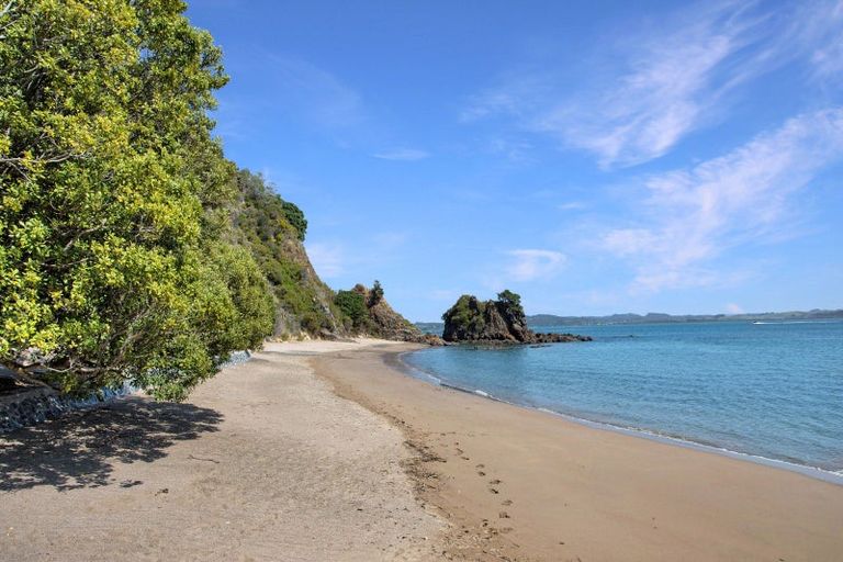 Photo of property in 17 Tapeka Heights Lane, Russell, 0202