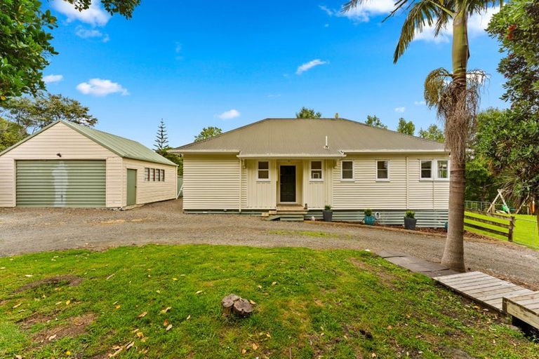 Photo of property in 2 Slater Road, South Head, Helensville, 0874
