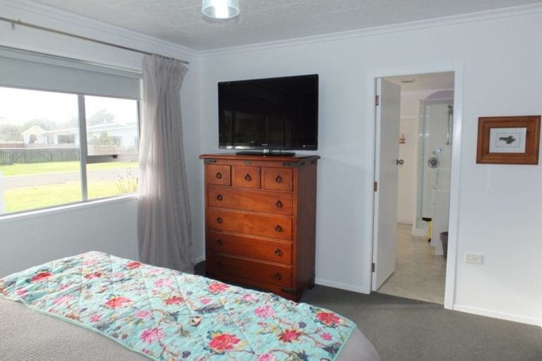 Photo of property in 18 Chrystall Street, Foxton Beach, Foxton, 4815