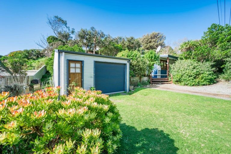 Photo of property in 5 Flaxmere Street, Waikanae Beach, Waikanae, 5036