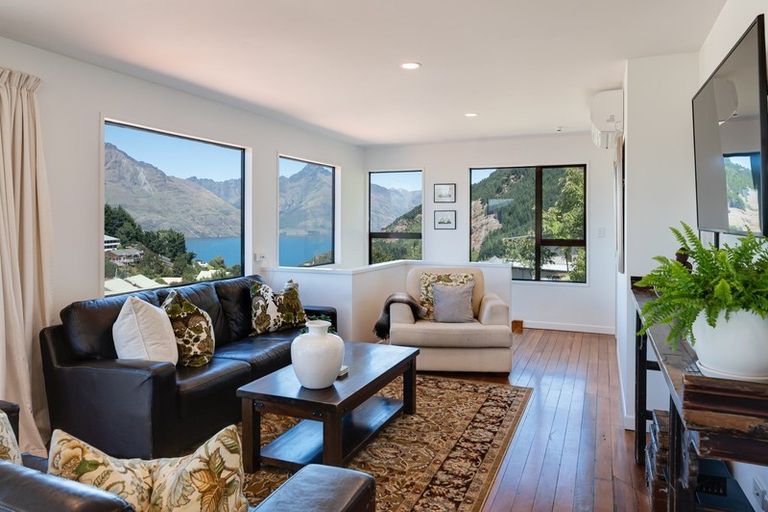 Photo of property in 12 Greenstone Place, Fernhill, Queenstown, 9300