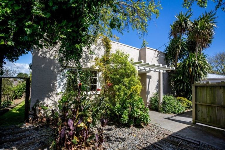 Photo of property in 180 Brooklands Road, Vogeltown, New Plymouth, 4310