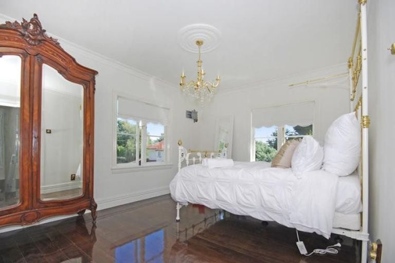 Photo of property in 18 Nikau Street, Eastbourne, Lower Hutt, 5013