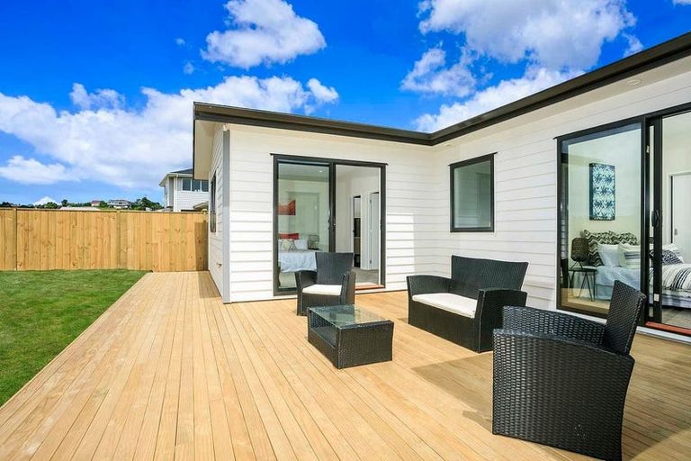 Photo of property in 18 Surf View Crescent, Red Beach, 0932