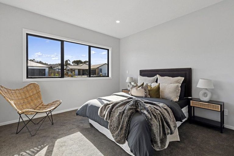 Photo of property in 11 Lewis Younie Road, Kumeu, 0810